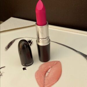 🆕MAC Cosmetics Satin Lipstick in A34 matte embrace me